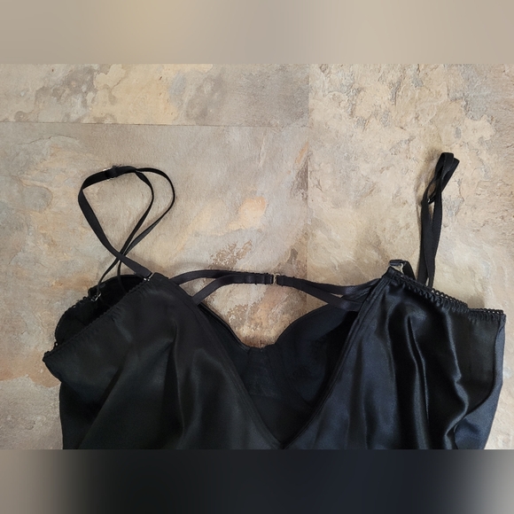 Satiny Lacy Lingerie with adjustable straps - Picture 3 of 7